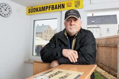 Kein Geld für Zwickauer Verein: SV Planitz weiter ohne neue Sozialräume - Der Vereinsvorsitzende Lutz Brunner kämpft seit Langem um die Sanierung des Sozialgebäudes und dessen Erweiterung. Jetzt muss er wieder warten. 