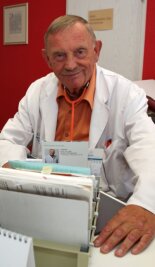 Kein Nachfolger: 76-jähriger Arzt ist weiter für seine Patienten da - Dr. Frieder Lenk arbeitet seit 50 Jahren als Allgemeinmediziner. Ans Aufhören denkt der 76-Jährige nicht. 