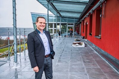 Kein Personal: Eibenstocker Hotelchef schließt vorerst Panoramarestaurant - Die Terrasse vom Hotel Am Bühl in Eibenstock wird derzeit erneuert. Weitere Modernisierungsmaßnahmen sind laut Geschäftsführer Ralf Schibelius für das laufende Jahr geplant. 