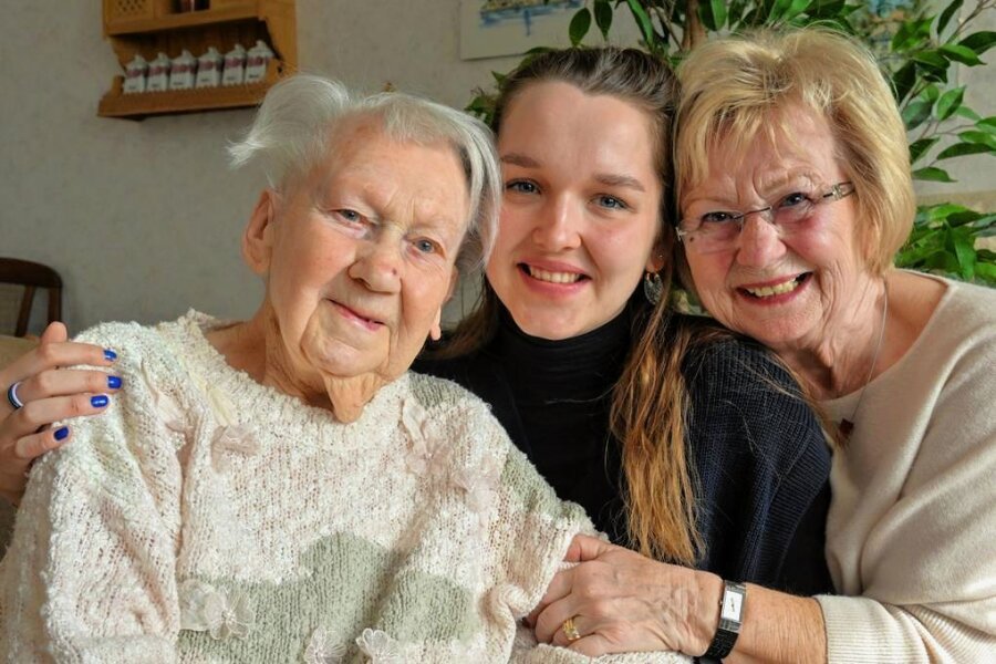 Kein Pflegedienst, kein Rollator, kein Hörgerät: Chemnitzerin wird 100 Jahre alt - Ruth Engelmann mit ihrer Urenkelin Franziska Klima und Tochter Sabine Andrä. 