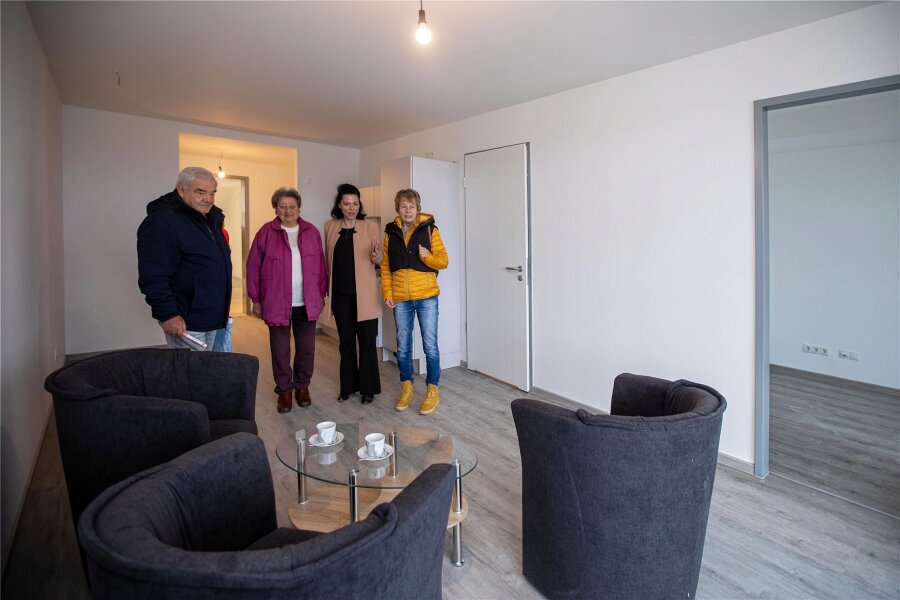 Kein Scherz: Am 1. April soll das neue Wohnquartier „Resort Dobenau“ an der Plauener Gutenbergstraße bezugsfertig sein - Familie Heymer ließ sich von Nicole Vieweg (2. von rechts) die Vorzüge des Seniorenwohnens erklären.