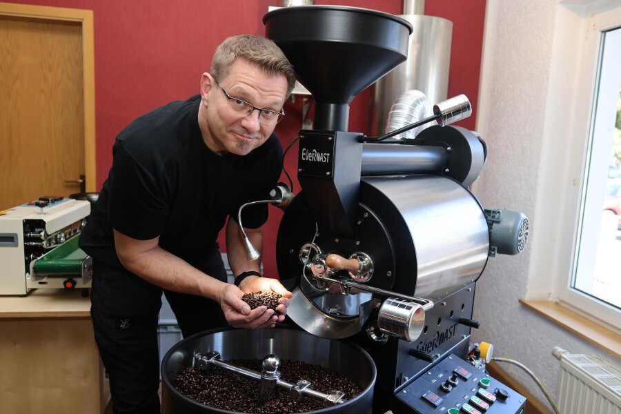 Kein Scherz: Mülsens Mann für professionellen Blödsinn eröffnet demnächst ein Gute-Laune-Café - Veit Schenderlein ist schon seit Jahren ein Kaffee-Gourmet. Jetzt kann er seine Leidenschaft für das schwarze Getränk sogar im Atelier ausleben.