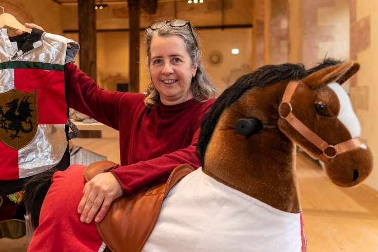 Die neue Saison im Schloss Rochlitz beginnt am 1. April. Doch für Ferienkinder gab es bereits Angebote. Museumspädagogin Antje Krahnstöver zeigt ein Pferd, das kleine Besucher in Verkleidung reiten durften.