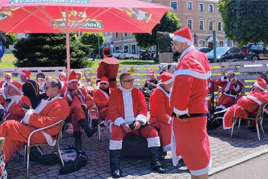 Kein Scherz: Weihnachtsmänner auf Sommertour im Erzgebirge - Die Motorradfahrer im Weihnachtsmannkostüm sorgten in Frauenstein für staunende Blicke.