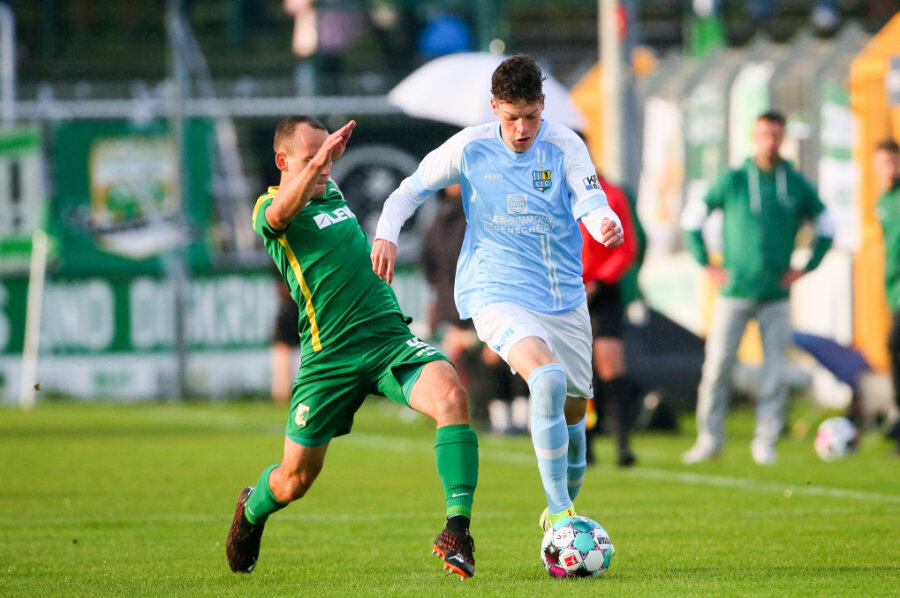 Niclas Walther (CFC) im Zweikampf mit Timo Mauer.