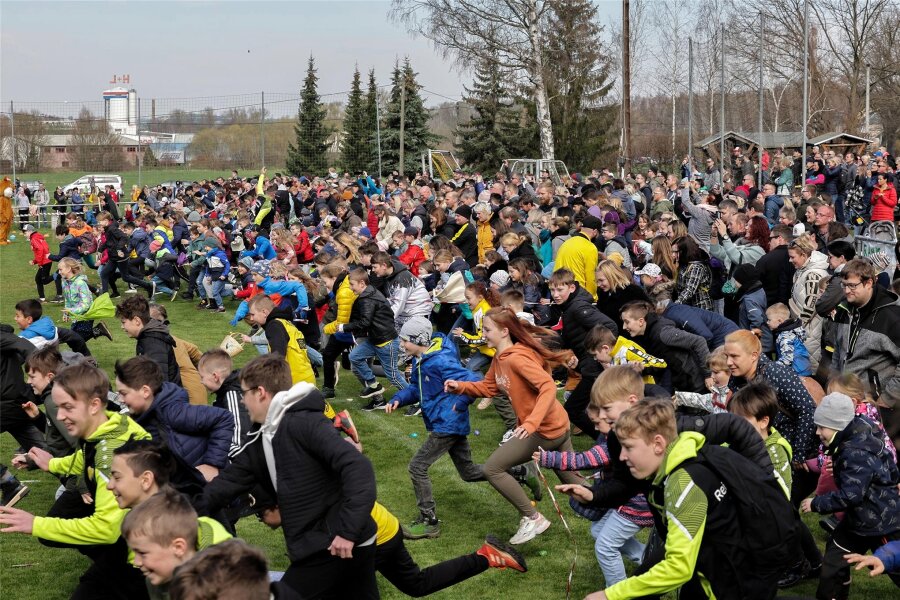 Kein Sprint zu Eiern und Schokohasen an Ostern: Warum eine beliebte Veranstaltung in Glauchau am Karfreitag ausfällt - Ostereiersuche in Niederlungwitz: 2023 waren hunderte Kinder auf dem Sportplatz unterwegs.