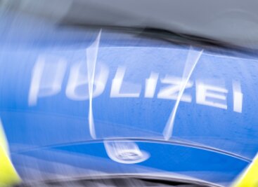Kein Ticket für erste Klasse: Mann schlägt Zugbegleiter - Der Schriftzug „Polizei“ auf der Kühlerhaube eines Autos.