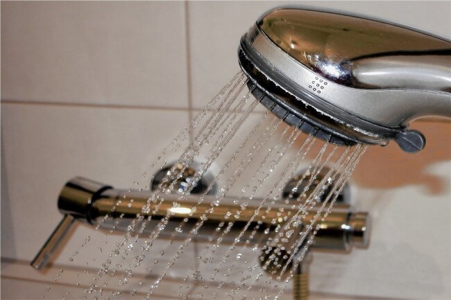 In den Sporthallen in Glauchau und Waldenburg kommt noch warmes Wasser aus den Duschen.