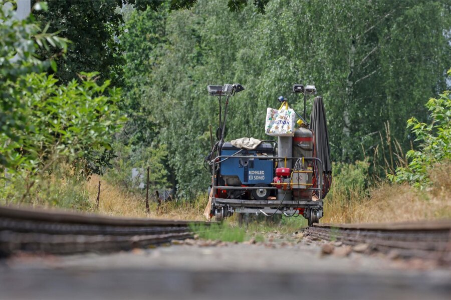 Kein Witz: Nächstes Jahr sollen richtige Züge auf der Muldentalbahn rollen - Die derzeitigen Schweißarbeiten schließen die Reparatur der defekten Gleise bei Reinholdshain ab.