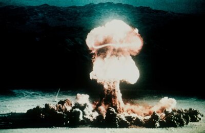Keine Angst vor der Hölle mehr? Putin-Berater rät zum atomaren Erstschlag - Atomtest in der Wüste von Nevada. Heute gibt es Sprengköpfe mit mehr als 7000-facher Kraft der Hiroshima-Bombe. 