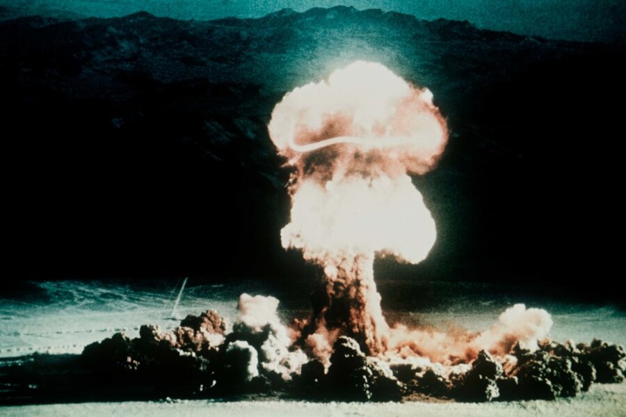 Keine Angst vor der Hölle mehr? Putin-Berater rät zum atomaren Erstschlag - Atomtest in der Wüste von Nevada. Heute gibt es Sprengköpfe mit mehr als 7000-facher Kraft der Hiroshima-Bombe. 