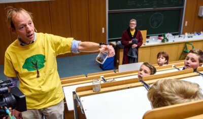Keine Angst vor Naturwissenschaften - Experimente rund ums Wasser führten die Professoren Röbbe Wünschiers und Ralf Hartig (hinten) während der Kinderuni-Vorlesung 2019 an der Hochschule in Mittweida vor. 