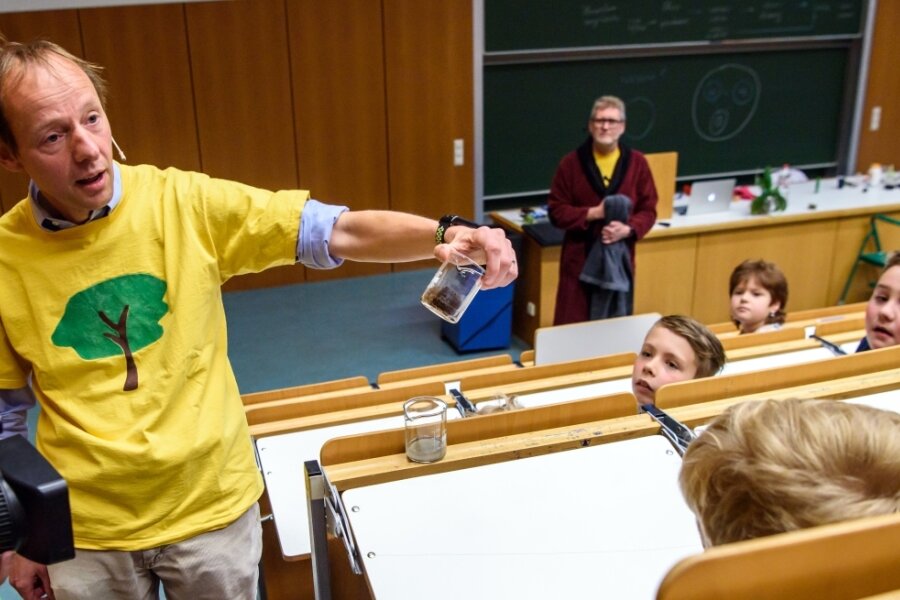 Keine Angst vor Naturwissenschaften - Experimente rund ums Wasser führten die Professoren Röbbe Wünschiers und Ralf Hartig (hinten) während der Kinderuni-Vorlesung 2019 an der Hochschule in Mittweida vor. 