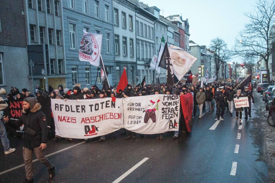 Keine Anklage wegen "AfDler töten." - Teilnehmer einer Demonstration mit einem Plakat und der Aufschrift "AfDler töten. Nazis abschieben!".