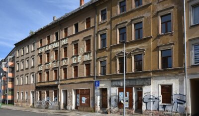 Keine Aussicht auf Fortschritte - Die Häuser Fritz-Reuter-Straße 33 und 35 sind auch zwölf Jahre nach der Ankündigung einer Sanierung in einem ruinösen Zustand. 
