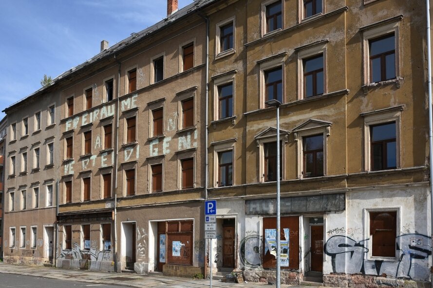 Keine Aussicht auf Fortschritte - Die Häuser Fritz-Reuter-Straße 33 und 35 sind auch zwölf Jahre nach der Ankündigung einer Sanierung in einem ruinösen Zustand. 