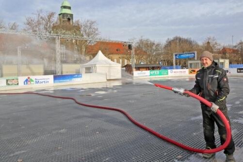Keine Eisbahn in Zwickau - Im vergangenen Jahr stand das 800 Quadratmeter großen Eis-Oval auf dem Platz der Völkerfreundschaft in Zwickau.