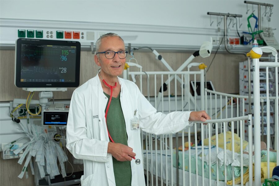 Keine Entwarnung bei Kinderinfekten in Sachsen - Professor Reinhard Berner kann seinen kleinen Patienten bald von der Kinderintensiv- auf eine Normalstation verlegen. 