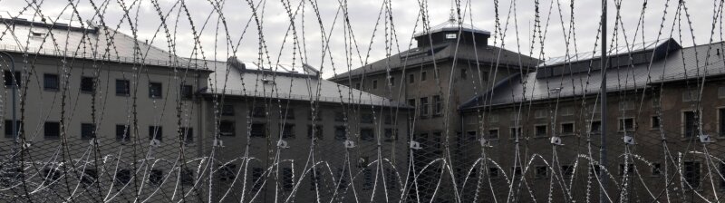 Keine Gedenktafel für den "Vogelkäfig" - <p class="artikelinhalt">Einst die Abschiebe-Zentrale der Stasi, heute eine ganz normale Justizvollzugsanstalt: das Gefängnis auf dem Kaßberg. </p>