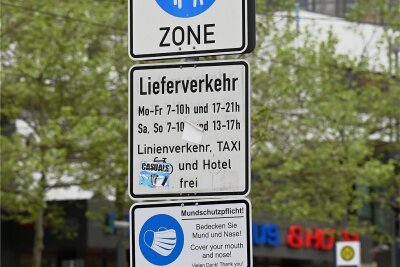 Keine generelle Maskenpflicht in der Chemnitzer Innenstadt mehr - Ein Hinweis auf die frühere generelle Mundschutzpflicht in der Chemnitzer Innenstadt an der Straße der Nationen. Jetzt werden die Schilder abmontiert. Auch das Schild im Foto ist schon weg.