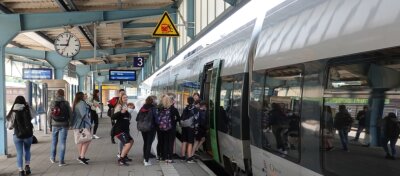 Keine Jubelschreie - Also alles wie immer? - Auf dem Bahnsteig am Zwickauer Hauptbahnhof. Spürbar mehr Fahrgäste werden mit den Ausflüglern über Pfingsten erwartet. 