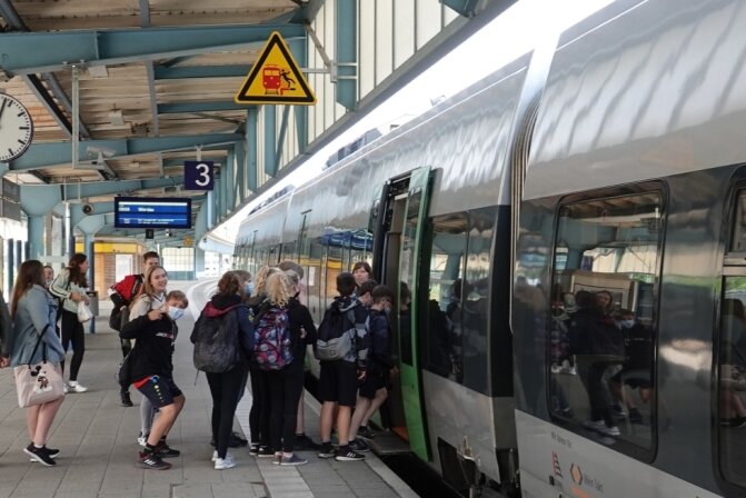 Auf dem Bahnsteig am Zwickauer Hauptbahnhof. Spürbar mehr Fahrgäste werden mit den Ausflüglern über Pfingsten erwartet. 
