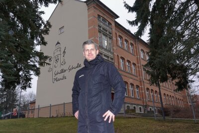 Keine leichte Entscheidung: Mit Mitte 40 Neuanfang als Lehrer gewagt - Vor seinem Arbeitsplatz: Lehrer Jörg Hempel vor der Schillerschule in Oberplanitz. 