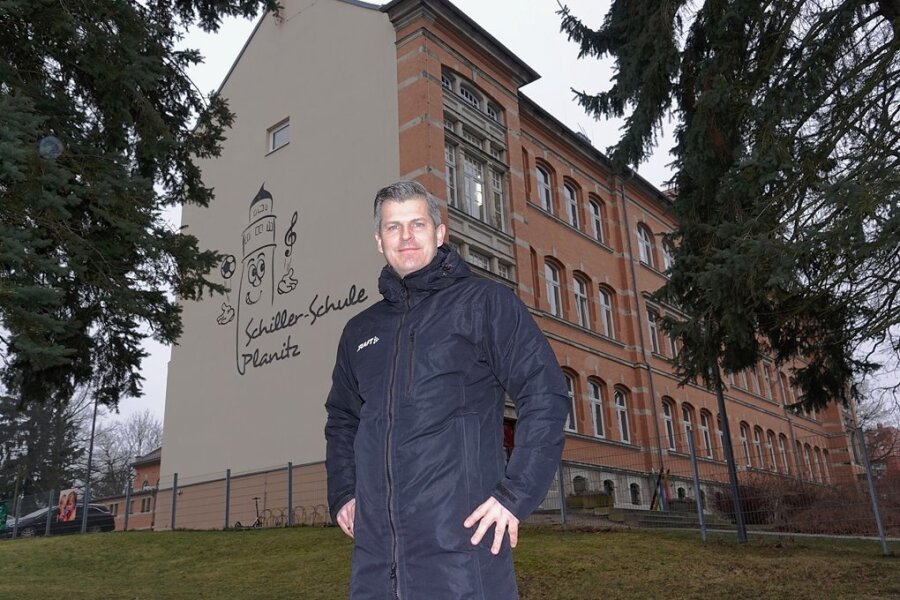 Vor seinem Arbeitsplatz: Lehrer Jörg Hempel vor der Schillerschule in Oberplanitz. 