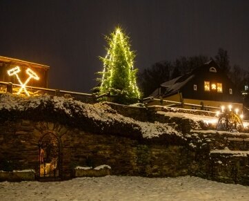 Das Gelände am Besucherbergwerk Lampertusschacht ist weihnachtlich geschmückt.