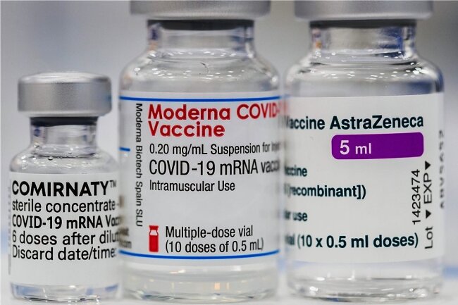 Für die Impfstoffe von Biontech (links), Moderna (mitte) und Astrazeneca (rechts) ist die Zulassung Ende Oktober/Anfang November um ein weiteres Jahr verlängert worden. 