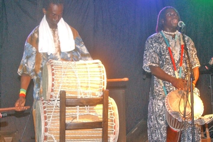 Keine Notlösung: Lindenfest feiert seine 20. Auflage - 2004 begeisterte unter anderem die Gruppe Chemo aus Gambia. Im Foto: Che Jallow (links) und Mohammed Bitteye.