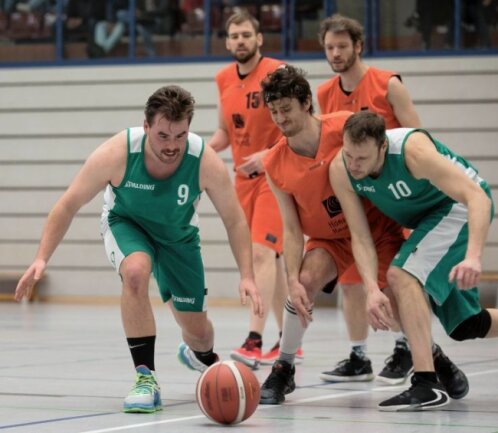 Keine Präzision im Derby - Die Dittersbacher Carlo Dietmar Rost (l.) und Sven Krutzsch (r.) müssen mit ihrem Team weiter auf ein Erfolgserlebnis warten. 
