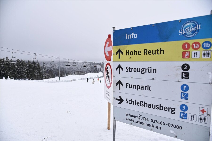 Keine Privatisierung: Ski- und Bikewelt Schöneck bleibt bei der stadteigenen Tochtergesellschaft DLT - Hinweisschild für die Orientierung in der Skiwelt Schöneck.