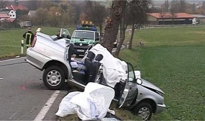 Keine Rettung für den Fahrer - In diesem Auto starb am Samstag ein 52-Jähriger.