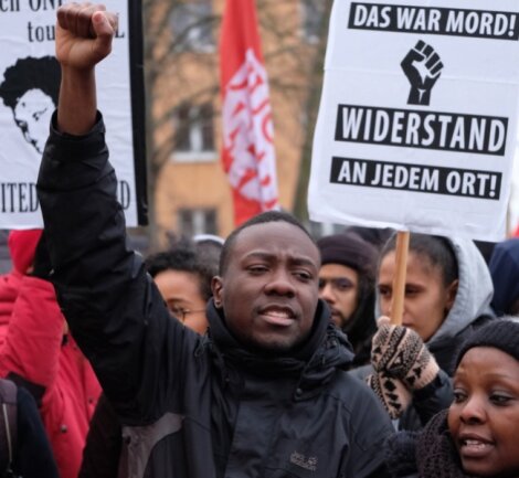 Keine Ruhe im Fall Oury Jalloh - Der Kampf um die Wahrheit geht weiter: Am Sonntag versammelten sich in Dessau zum 13. Todestag von Oury Jalloh Tausende Menschen. Der Asylbewerber war damals in einer Polizeizelle verbrannt.