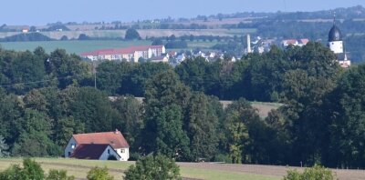 Keine Trinkwasserleitung für Helsdorf - Idyllisch liegt Helsdorf mit Blick auf die Rochsburg (rechts im Bild). Aber eine Trinkwasserleitung fehlt. 