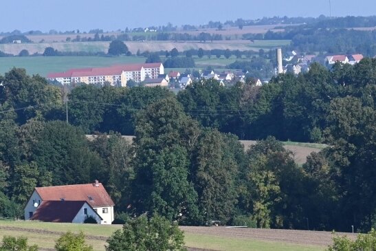 Keine Trinkwasserleitung für Helsdorf - Idyllisch liegt Helsdorf mit Blick auf die Rochsburg (rechts im Bild). Aber eine Trinkwasserleitung fehlt. 