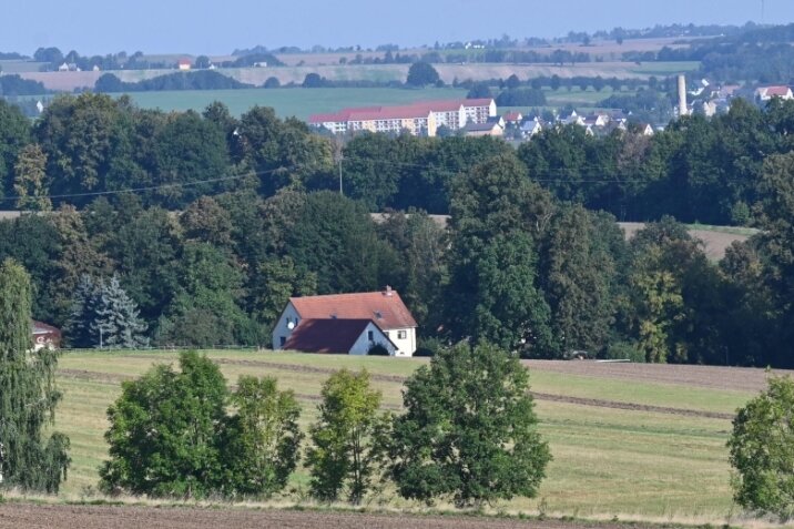 Idyllisch liegt Helsdorf mit Blick auf die Rochsburg (rechts im Bild). Aber eine Trinkwasserleitung fehlt. 