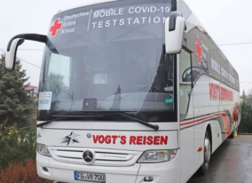 Keine weiten Wege mehr: Testbus hält vor der Haustür - Die mobile Covid-19-Teststation des Unternehmens Vogt's Reisen Hilbersdorf fährt jetzt wochentags die Freiberger Stadt- und Ortsteile an.
