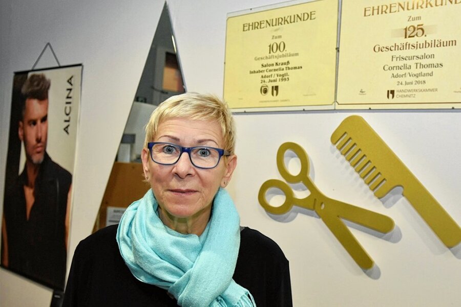 Keinen Nachfolger gefunden: Friseursalon schließt - In vierter Familiengeneration hat Cornelia Thomas 32 Jahre lang den Friseursalon in Adorf geführt. Jetzt geht sie in den Ruhestand.