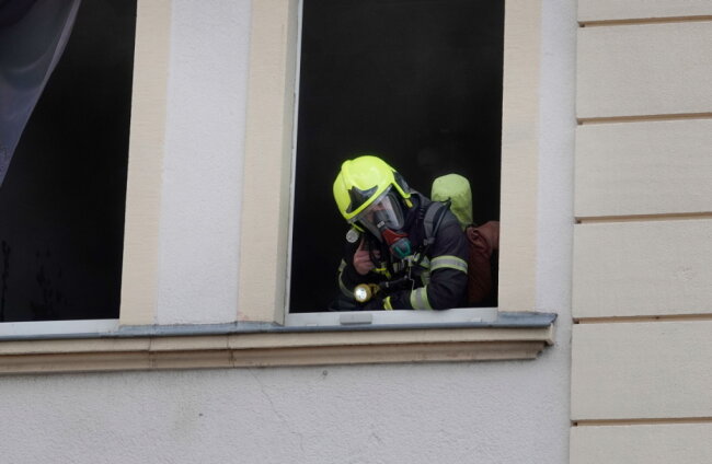 Aus dem Dachgeschoss wurden zwei Personen gerettet.