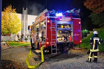 Kellerbrand in Breitenbrunn: Feuerwehr meistert Einsatzübung - Einsatzübung der Gemeindefeuerwehr Breitenbrunn an einem Gebäude der Staatlichen Studienakademie in Breitenbrunn. 