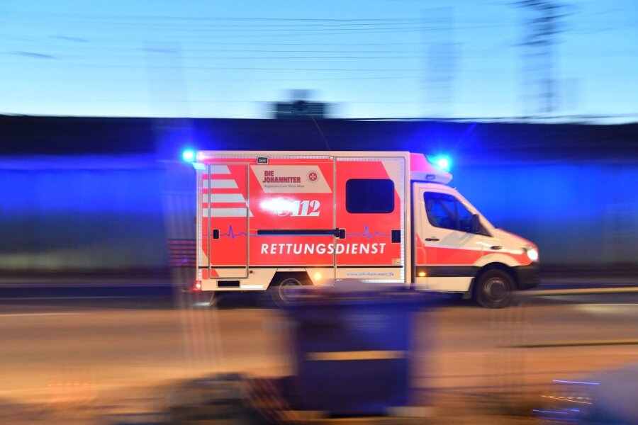 Kellerbrand in Dresden: 97-Jährige schwer verletzt - Ein Rettungswagen ist mit Blaulicht im Einsatz.