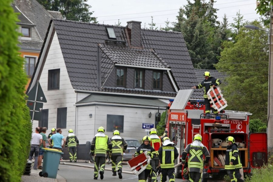 Kellerbrand in Gersdorf sorgt für Großeinsatz bei Feuerwehr und Rettungsdienst - 