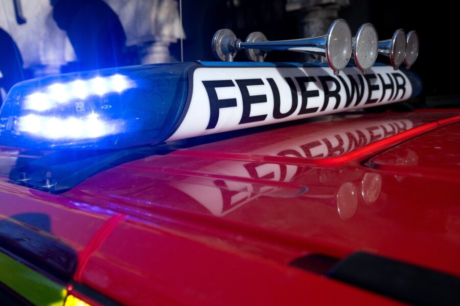 Kellerbrand in Leipzig-Volkmarsdorf: Polizei ermittelt - Ein Einsatzfahrzeug der Feuerwehr mit eingeschaltetem Blaulicht.