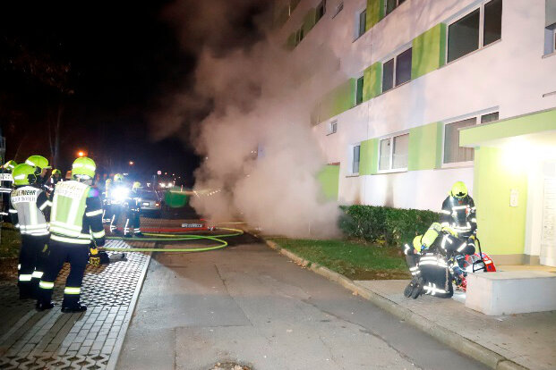 Kellerbrand in Mehrfamilienhaus - Ermittlungen wegen Brandstiftung - Der Keller von einem Mehrfamilienhaus an der Usti nad Labem Straße in Chemnitz brannte.