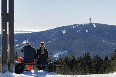 Kennenlernen am Fichtelberg: Singles stapfen durch den Schnee - Am Ende zu zweit? Das Ziel der letzten Singlewanderung in diesem Jahr liegt unterhalb des Keilbergs.