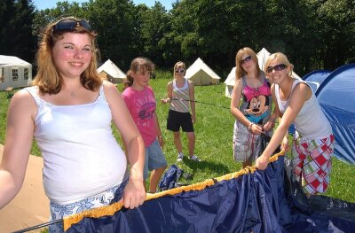Kennenlernen im Waldcamp - 
              <p class="artikelinhalt">Nadine Franke (16), Saskia Böhm (14), Melinda Walther (15), Sarah Feuser (14) und Melanie Franke (14, von links) kommen allesamt aus Satzung und haben sich am Montag im Waldcamp in Rübenau häuslich eingerichtet. Bis zum Sonntag werden sie dort zusammen mit Teilnehmern aus Tschechien ein paar Ferientage verbringen. </p>
            