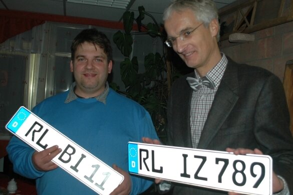 Kennzeichen knackt die 2000er-Marke - Sven Krause (l.) und Ralf Bochert haben RL-Kennzeichen.