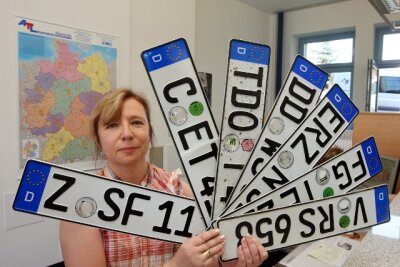 Kfz-Kennzeichen darf noch nicht mit umziehen - Künftig kann Monika Koyuncu von der Kfz-Zulassungsstelle in Glauchau so manchem Fahrzeughalter den Kennzeichen-Wechsel ersparen. Wann es genau soweit ist, steht aber noch nicht fest.  